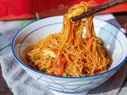 Bếp Eva - Nấu mì nước với trứng xưa rồi, xào mì cùng trứng kiểu này được món ngon tuyệt hảo