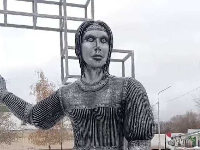 Bức tượng vừa dựng lên đã bị dỡ vì ánh mắt khiến trẻ con khóc thét