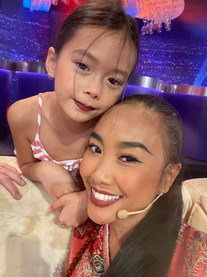 Diễn show cùng mẹ, con gái Đoan Trang tự make up, biểu cảm cực yêu - 1