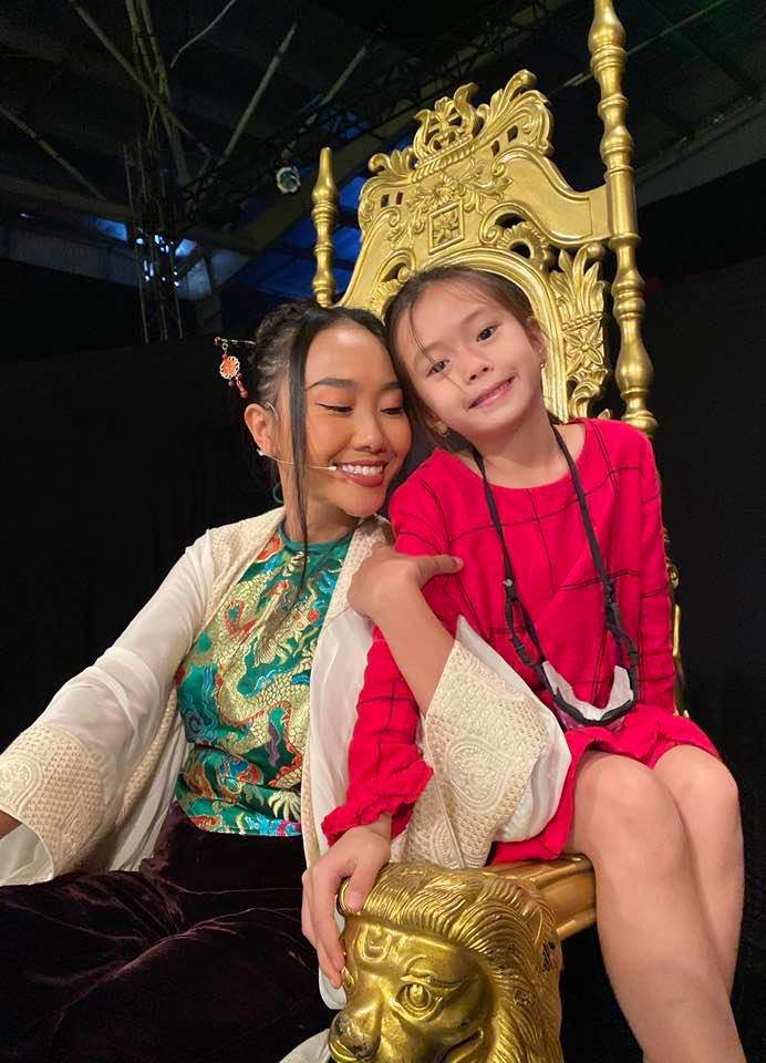 Diễn show cùng mẹ, con gái Đoan Trang tự make up, biểu cảm cực yêu - 8