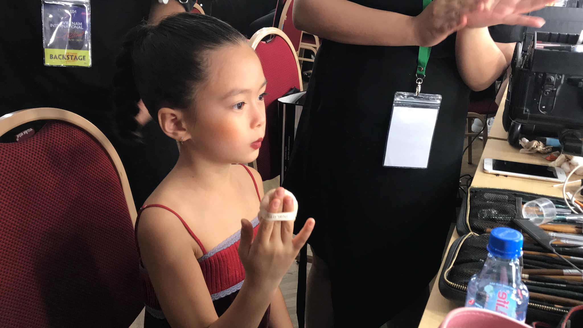 Diễn show cùng mẹ, con gái Đoan Trang tự make up, biểu cảm cực yêu - 3