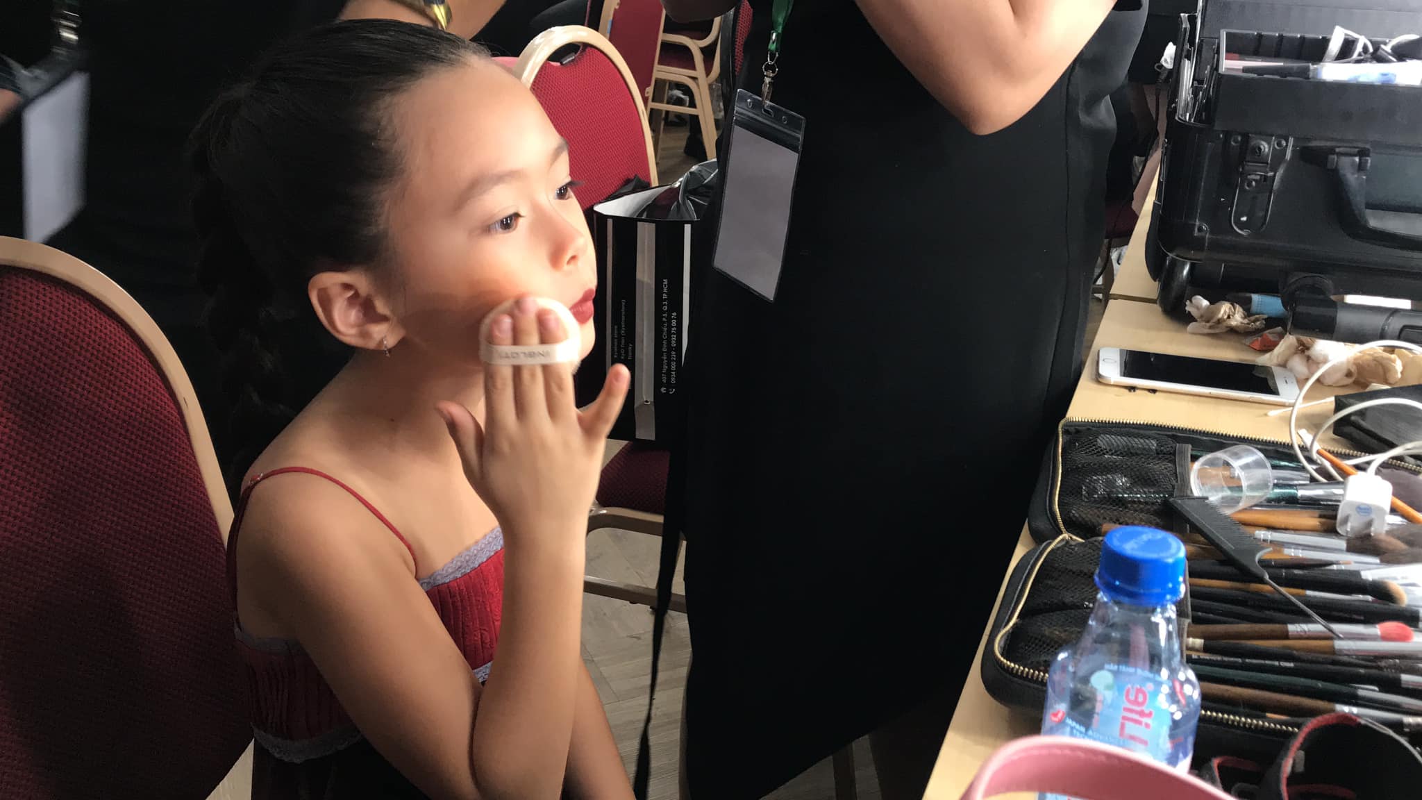 Diễn show cùng mẹ, con gái Đoan Trang tự make up, biểu cảm cực yêu - 4
