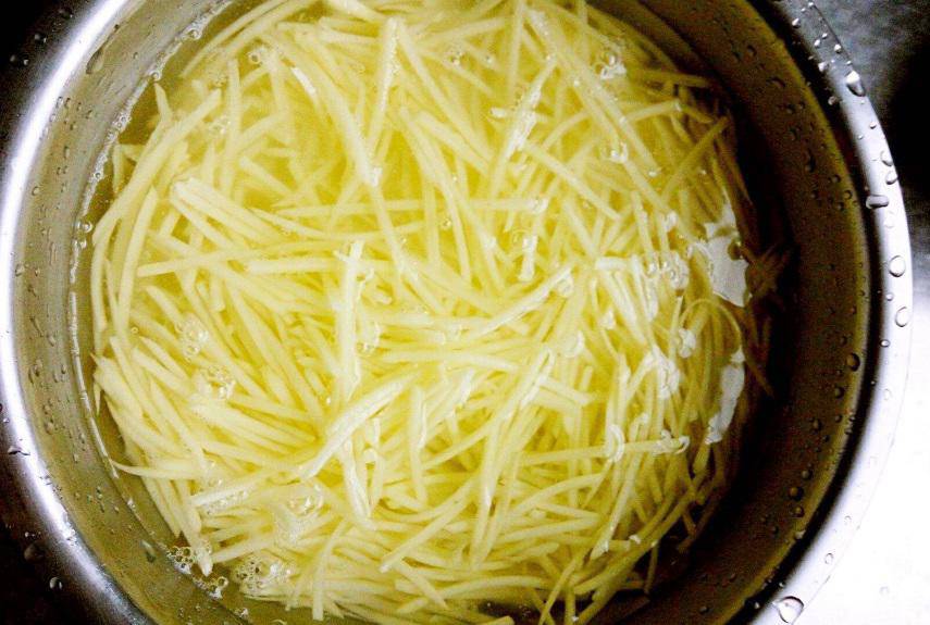 Xào khoai tây có cần chần trước, nhiều người làm sai nên khoai bở nát và dính bết - 1