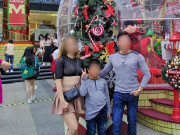 Tin tức - Cô gái “thả rông” vòng 1 dạo phố, thái độ của người đàn ông đi cùng mới bất ngờ