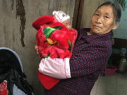 Bà bầu - Con gái cưới 2 năm chưa chịu sinh nở, mẹ già 58 tuổi bực tức tự đẻ con