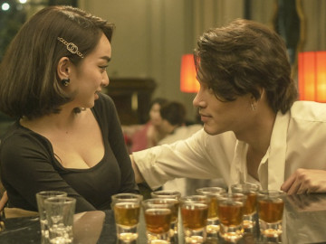 "Gái già lắm chiêu" Kaity Nguyễn táo bạo đè trai đẹp bên bờ biển, khoe vòng 1 nảy nở