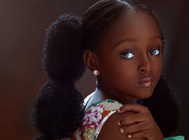 Cô bé châu Phi đẹp nhất thế giới thay đổi sau 2 năm, nhìn mẹ mới hiểu: Là di truyền - 1