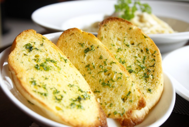 Cách làm bánh mì bơ tỏi ngon hấp dẫn tại nhà cực nhanh - 9