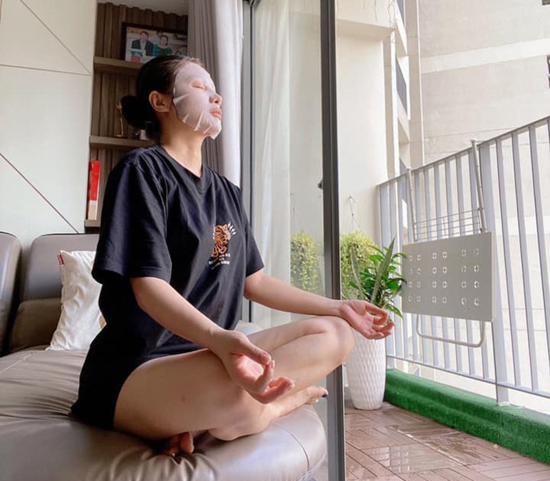 Để cân bằng cuộc sống và nạp những năng lượng tích cực Trương Nhi thường tập yoga hay thiền, thời gian đó cô kết hợp đắp mặt nạ để dưỡng da mặt. 
