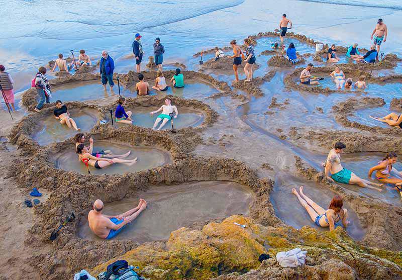 Bãi biển kỳ lạ nơi du khách có thể đào hố ngâm nước nóng ngay trên bờ biển - 3
