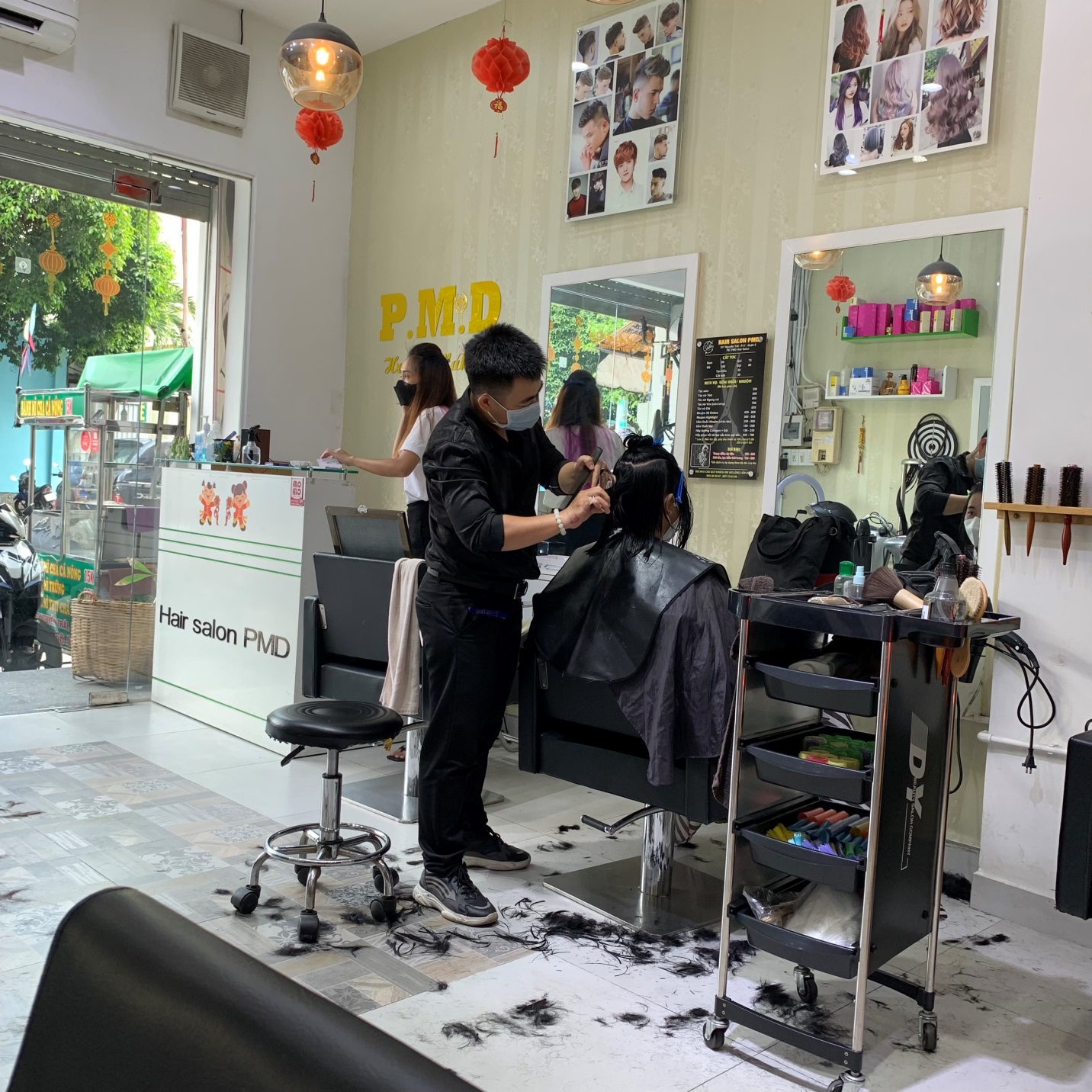 Thợ cắt tóc nam cần cập nhật thường xuyên xu hướng tóc mới -