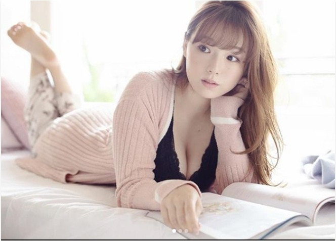 Shinozaki trở lại nữ tính và kín đáo hơn. 