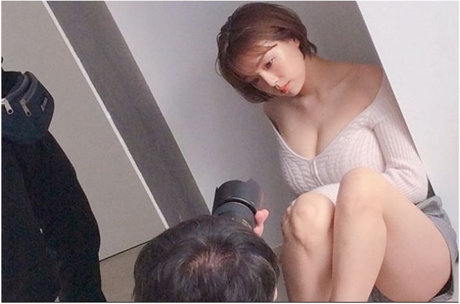 Shinozaki được mệnh danh là đệ nhất ngực đẹp của Nhật Bản.