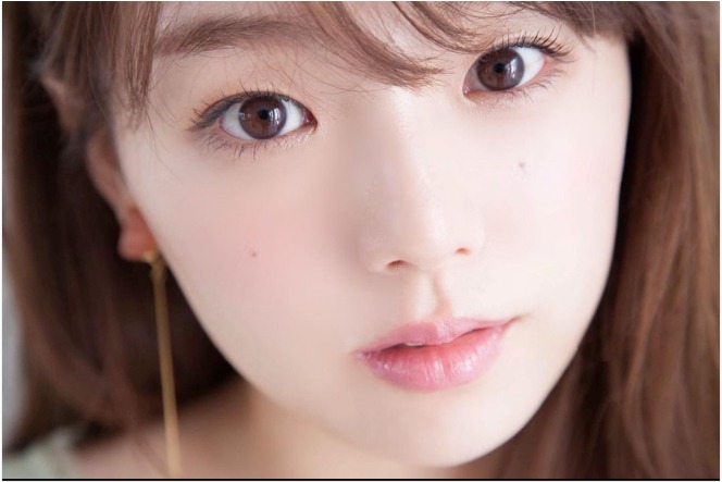 Shinozaki nổi tiếng từ khá sớm vì có gương mặt đẹp, ngây thơ.