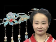 Tin tức - Bé gái đem kẹp tóc bà nội tặng đi kiểm định, chuyên gia nhìn thấy hốt hoảng: "Mau tháo xuống"