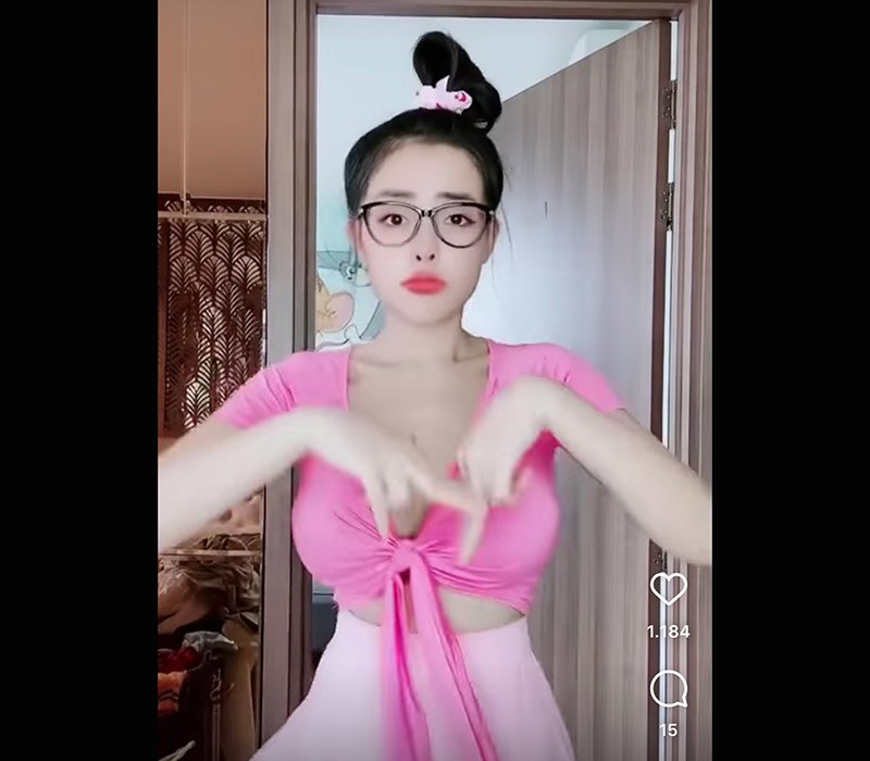 Những ngày giãn cách không đi làm nàng hot girl ồn ào này thường diện đồ mát mẻ và quay clip nhảy để post trên mạng xã hội.
