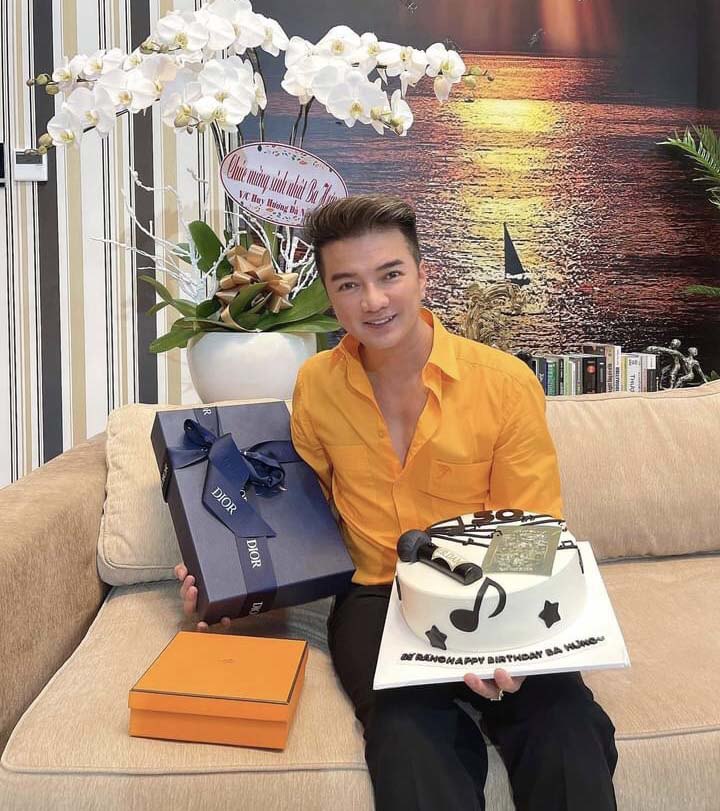 Đàm Vĩnh Hưng khoe quà đắt tiền, amp;#34;nuôi được cả nhà trong 1 nămamp;#34; sau ồn ào với nữ CEO - 1
