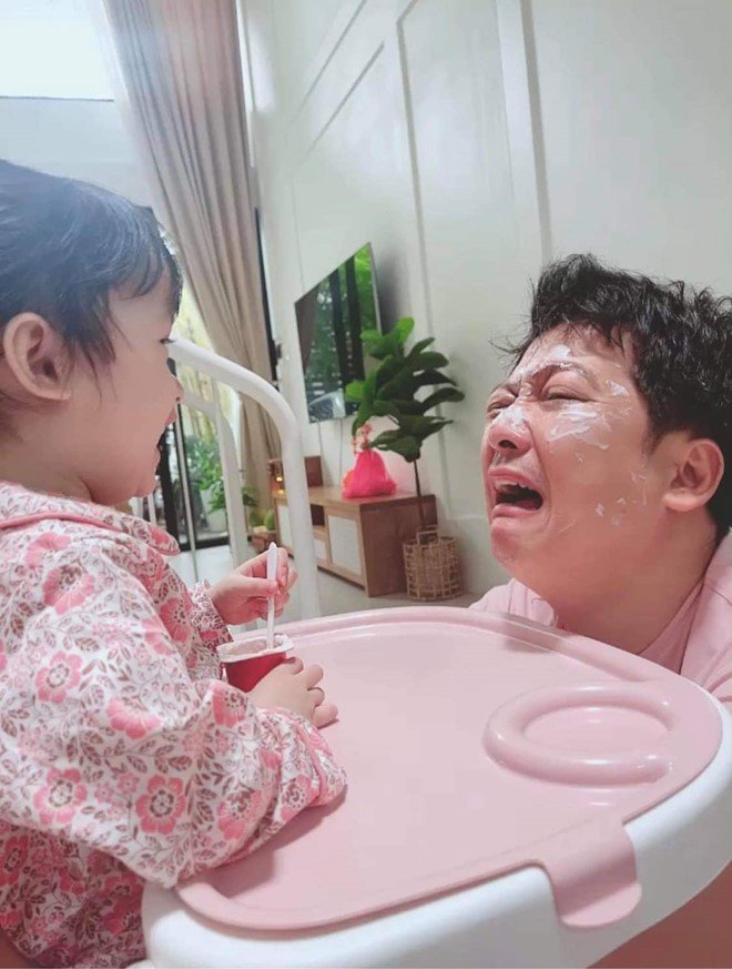Cảnh làm bố đời thường của Trường Giang, khóc thét khi bắt đầu ngày mới bên con gái.
