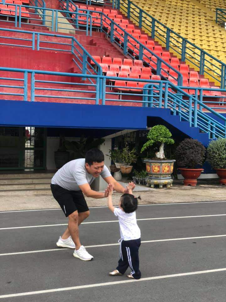 Trong giai đoạn Trường Giang tập thể lực để chuẩn bị tham gia Running Man, bé Destiny cũng theo chân bố tập thể dục vô cùng đáng yêu.