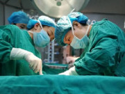 Bà bầu - Đứa trẻ trong bụng mẹ quá nghịch, bác sĩ bàng hoàng chứng kiến cảnh tượng khi mổ đẻ