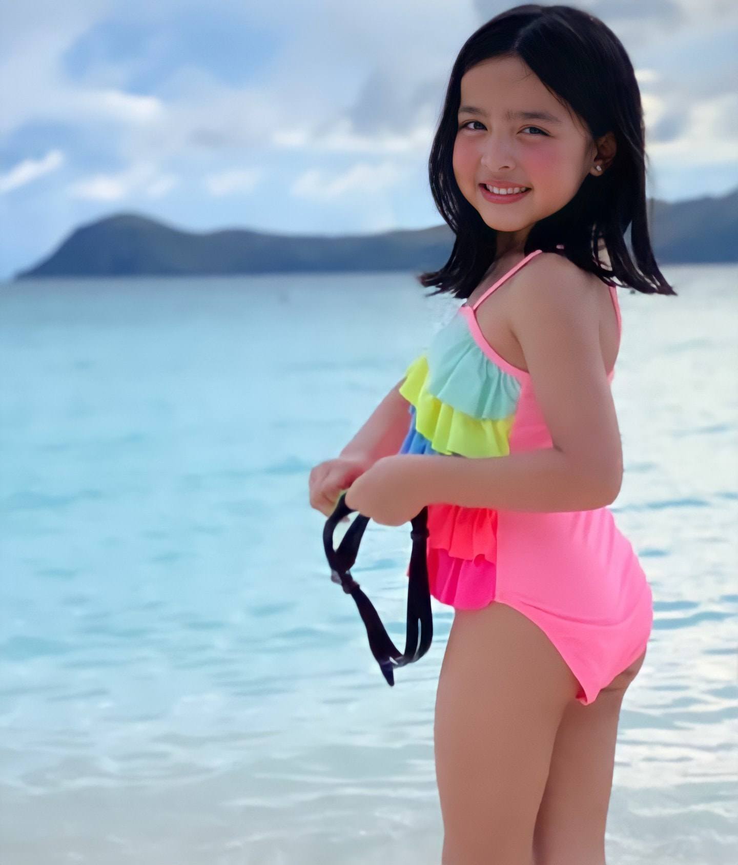 Mỹ nhân đẹp nhất Philippines diện đồ bơi gợi cảm nhưng thất thủ trước con gái thiên thần - 17