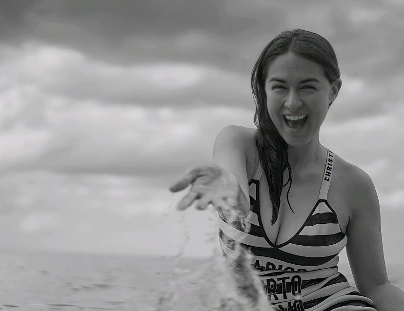 Mỹ nhân đẹp nhất Philippines diện đồ bơi gợi cảm nhưng thất thủ trước con gái thiên thần - 3