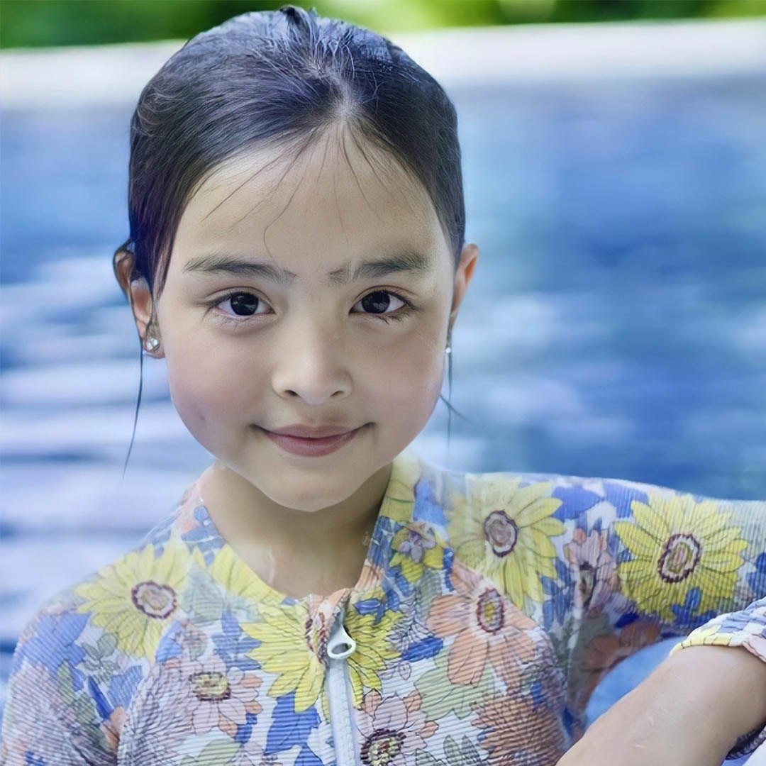 Mỹ nhân đẹp nhất Philippines diện đồ bơi gợi cảm nhưng thất thủ trước con gái thiên thần - 6