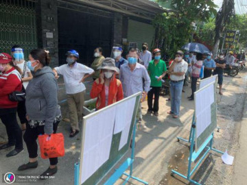 Người dân xếp hàng dài, đợi xuyên trưa đến lượt tiêm: “Tôi mong có thẻ xanh về thăm mẹ già”