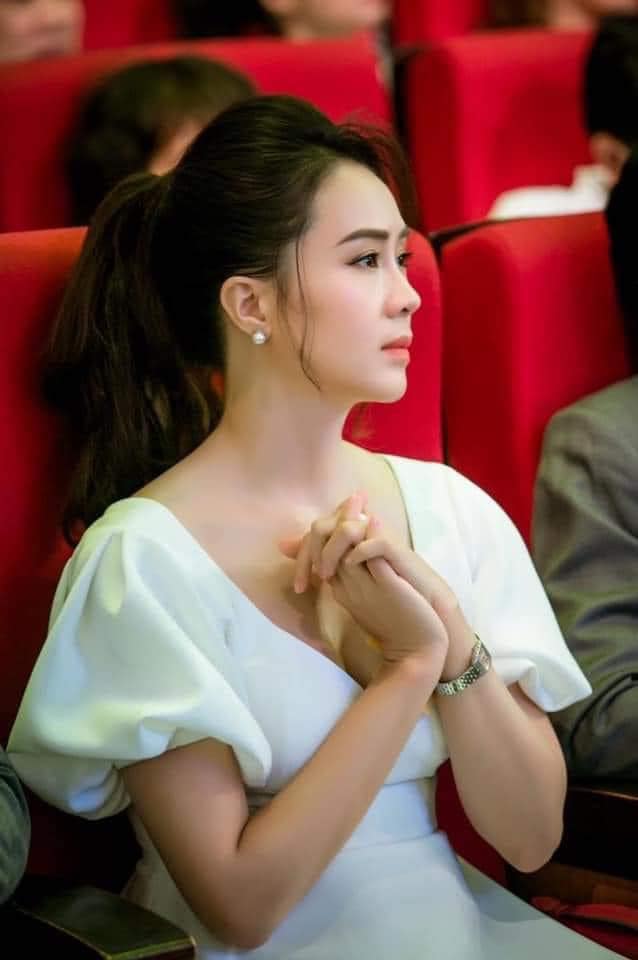 Hồng Diễm tăng cân mặt tròn xoe lại bị chụp lén, nhan sắc còn xứng danh mỹ nhân màn ảnh? - 10