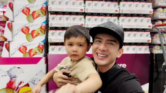 Sao Việt 24h: Gọi Phi Nhung là amp;#34;emamp;#34; dù kém 5 tuổi, Nguyên Vũ bị dân mạng mắng amp;#34;hỗn láoamp;#34; - 12