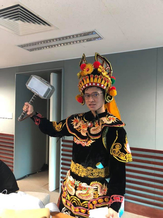 Anh Da Nâu Việt Hoàng lại mang đến nhiều tiếng cười khi hóa thành Thiên Lôi cấp giấy đi chầu cho 2 Táo sau một kỳ sát hạch.