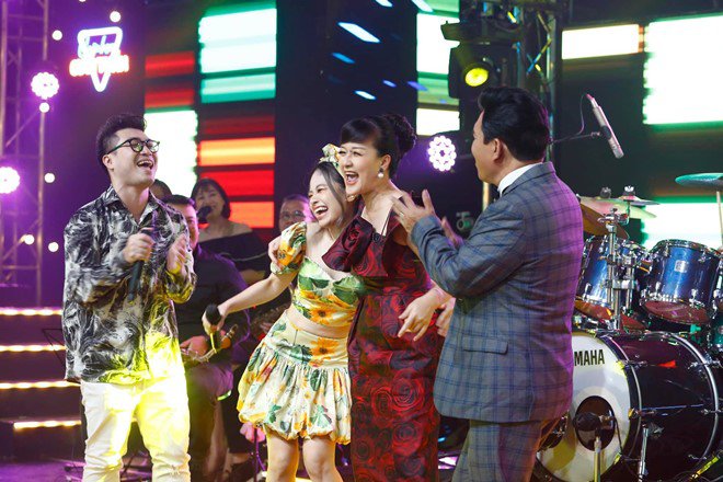 Quang Thắng, Vân Dung ôm Dương Hoàng Yến và nam rapper sau khi được hát tặng ca khúc về tình bạn đẹp.