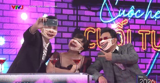 Các nghệ sĩ đeo khẩu trang hài hước và chụp hình kỷ niệm ngay khi gặp nhau.