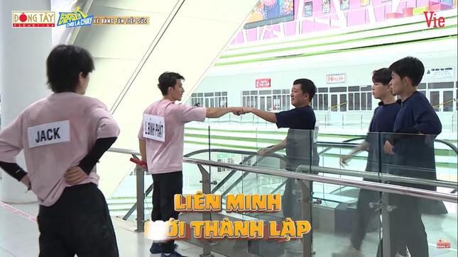 Đội Hồng và đội Xanh thành lập liên minh để xé bảng tên đội Trắng.