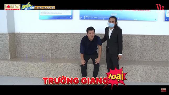Để cứu đồng đội, Trường Giang chấp nhận bị kẻ mạnh “Voi Biển” xé bảng tên.