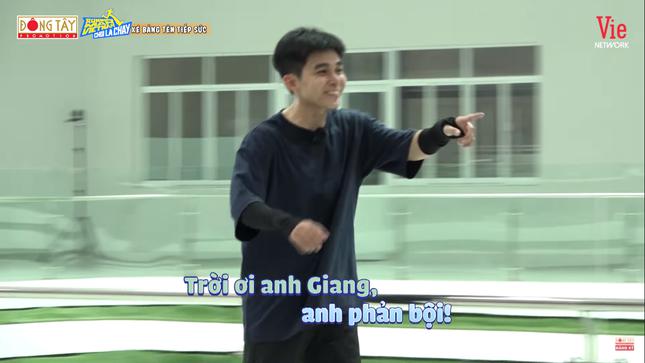 Đến cả thành viên cùng đội Trường Giang là Jun Phạm cũng bất ngờ vì chiêu trò phản bội của anh cả.