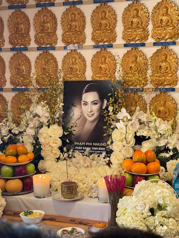 Di ảnh của Phi Nhung trang nghiêm trên bàn thờ trong ngày cúng thất đầu.