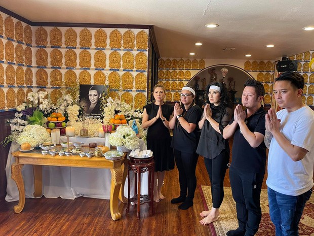 Bằng Kiều vừa trở lại Mỹ được vài ngày, cũng có mặt để đưa tiễn người em. Anh cho biết mình và vợ cũ có mối quan hệ rất thân thiết với Phi Nhung lúc cô còn sống.