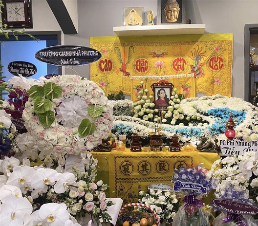 Gia đình Phi Nhung cho biết có quá nhiều vòng hoa gửi đến nhà riêng của cô, hiện không còn đủ chỗ để.