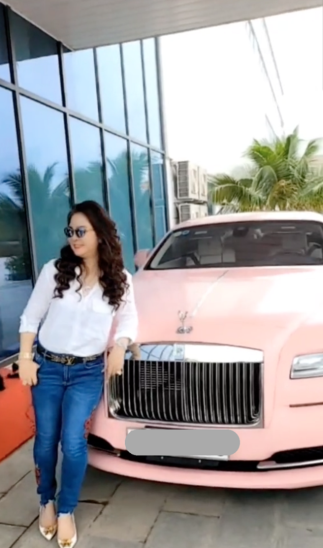 Bà Phương Hằng đích thân lái siêu xe 30 tỷ đi thăm nhà máy sản xuất găng tay.