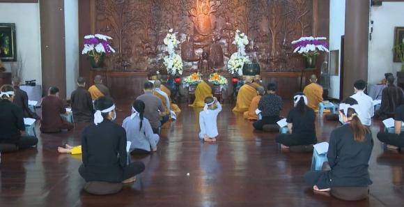 Chỉ có một vài người thân và các con nuôi của cố ca sĩ Phi Nhung tham dự buổi lễ này.