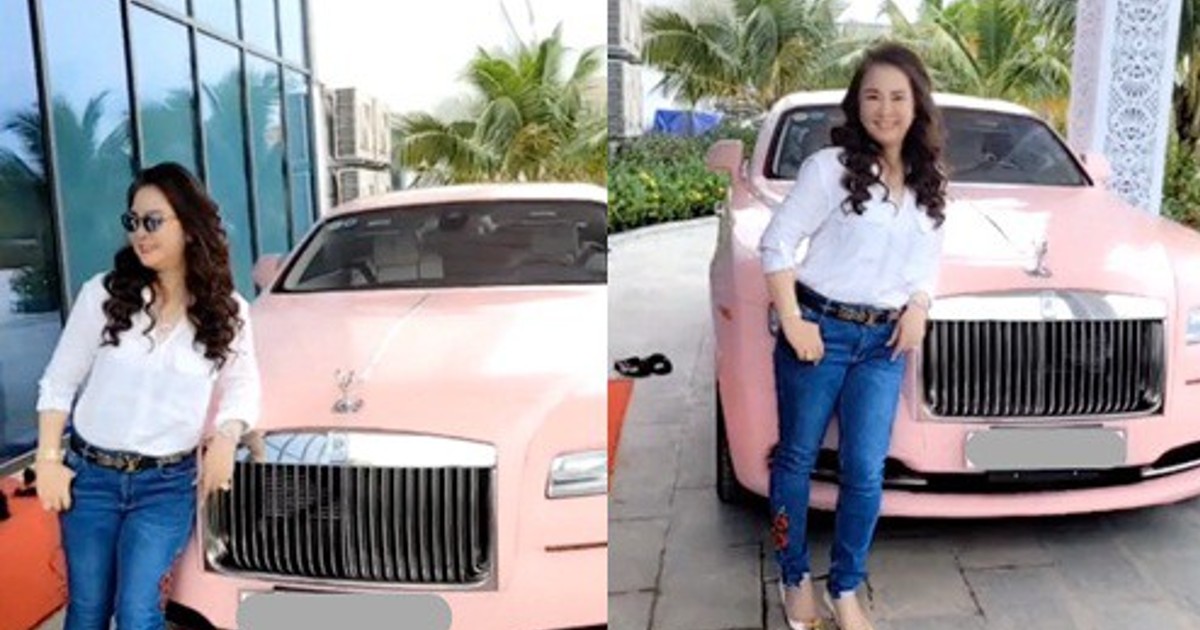 Nữ đại gia Phương Hằng tạo dáng bên Rolls-Royce Wraith mui trần, 2 cửa, xuất hiện trong buổi livestream ngày 3/10 vừa qua.
