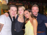 Thời trang - Con dâu David Beckham cột tóc bằng vải, thích diện đồ của mẹ chồng thiết kế