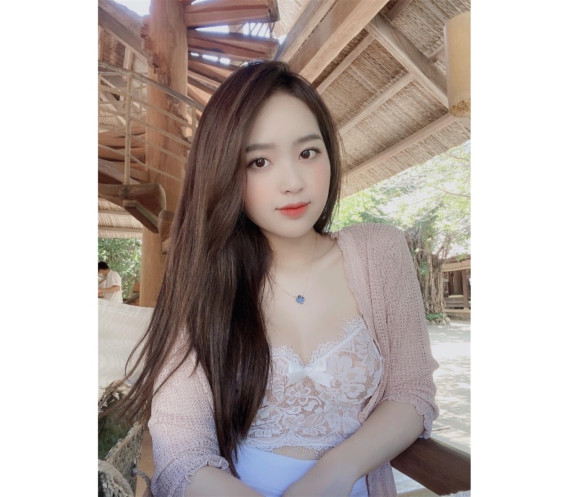 Sở hữu vẻ ngoài ngọt ngào cùng thân hình nóng bỏng, Lê Phương Anh (sinh năm 1997) được biết tới là một trong những gương mặt hot girl nổi tiếng Hà thành.
