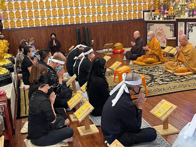 Sau lễ viếng, con gái cố ca sĩ Phi Nhung và người nhà sẽ đọc kinh cầu siêu để vong linh người quá cố được ra đi thanh thản.