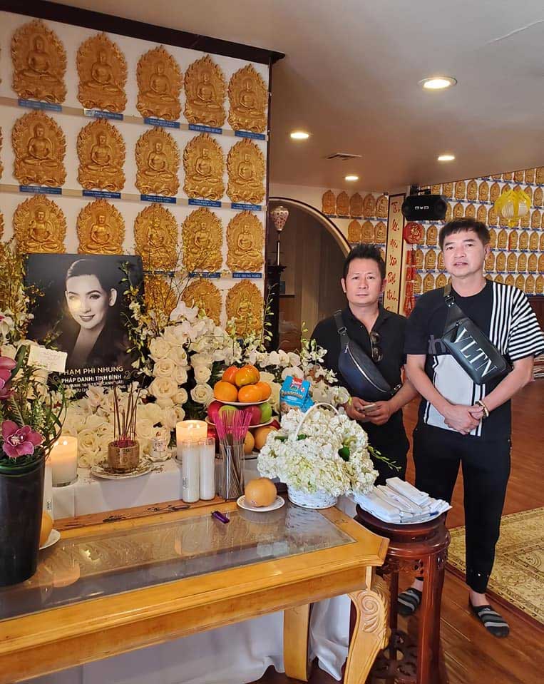 Nghệ sĩ hài Quang Minh đến thắp nhang cho người em gái thân thiết.