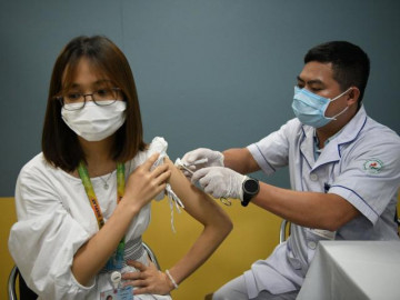 Miễn dịch được tạo ra do tiêm vaccine và mắc COVID-19 khác nhau như thế nào?