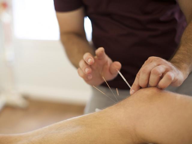 Đi châm cứu đầu nhưng thấy vùng dưới kích thích, người phụ nữ choáng nặng khi biết sự thật