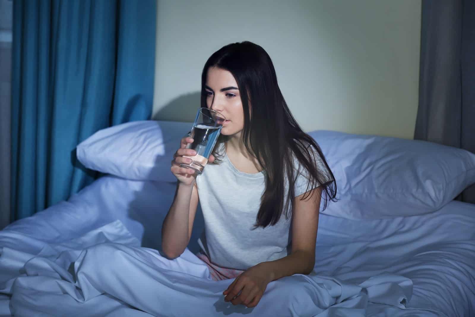 Có nên uống nước trước khi đi ngủ không? Những người này phải tránh uống trước khi lên giường - 3