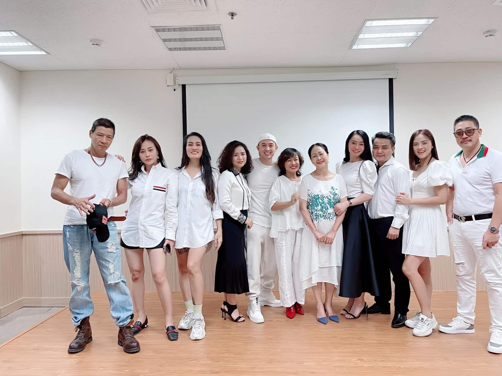 Lại amp;#34;sửa nhẹamp;#34; một điểm, Phương Oanh tự tin khoe sắc bên bà Xuân mà không còn bị dìm - 1